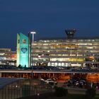 Konrad Adenauer Flughafen zur blauen Stunde