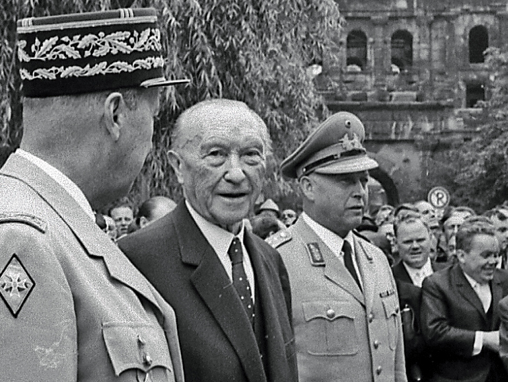 Konrad Adenauer nach Abnahme einer Parade in Trier 1966