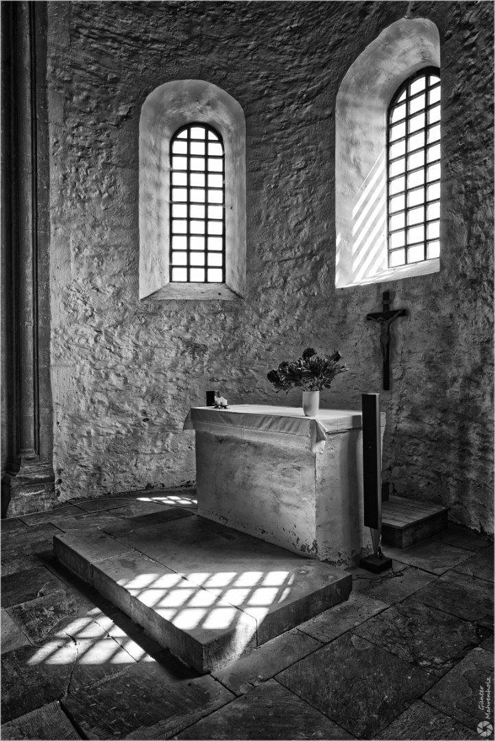 Konradsburg, Altar in der einstigen Stiftskirche