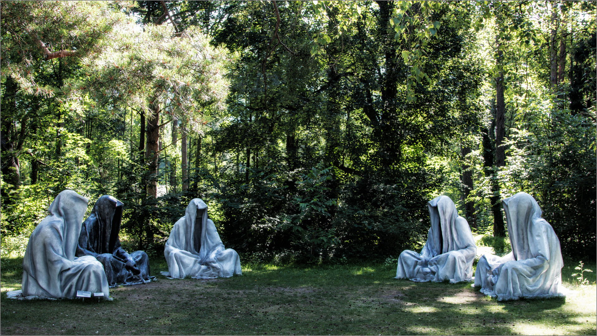 Konspirative Sitzung im Park