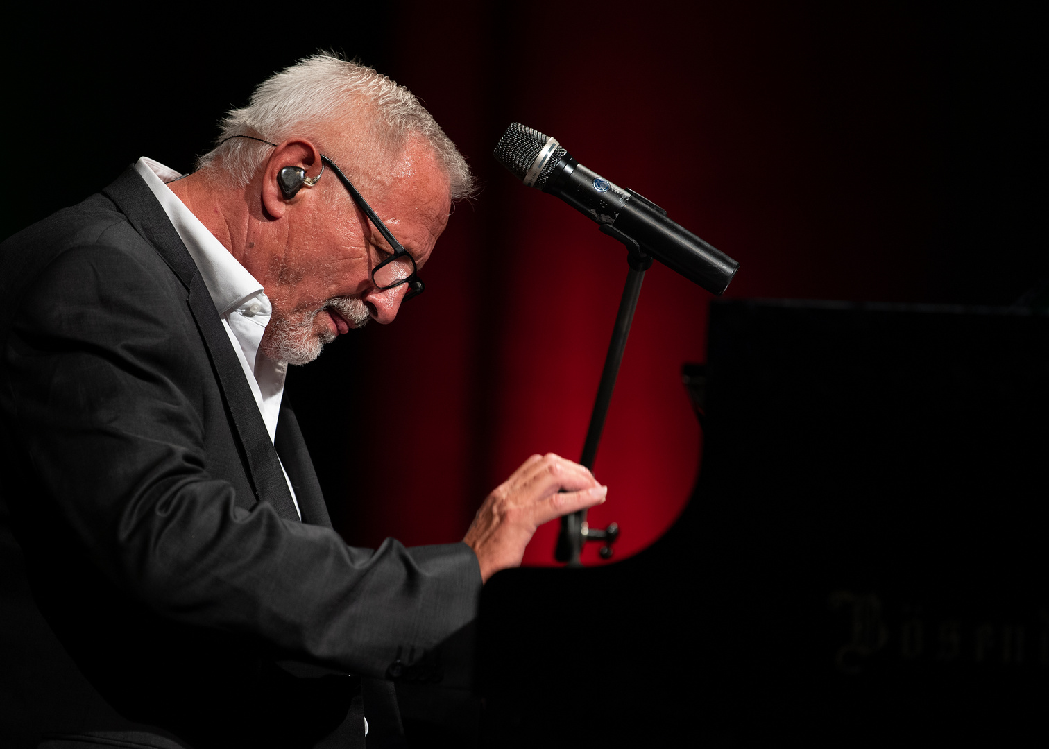 Konstantin Wecker im schelmischen pianistischen Duell...