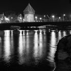 Konstanz alte Rheinbrücke bei Nacht