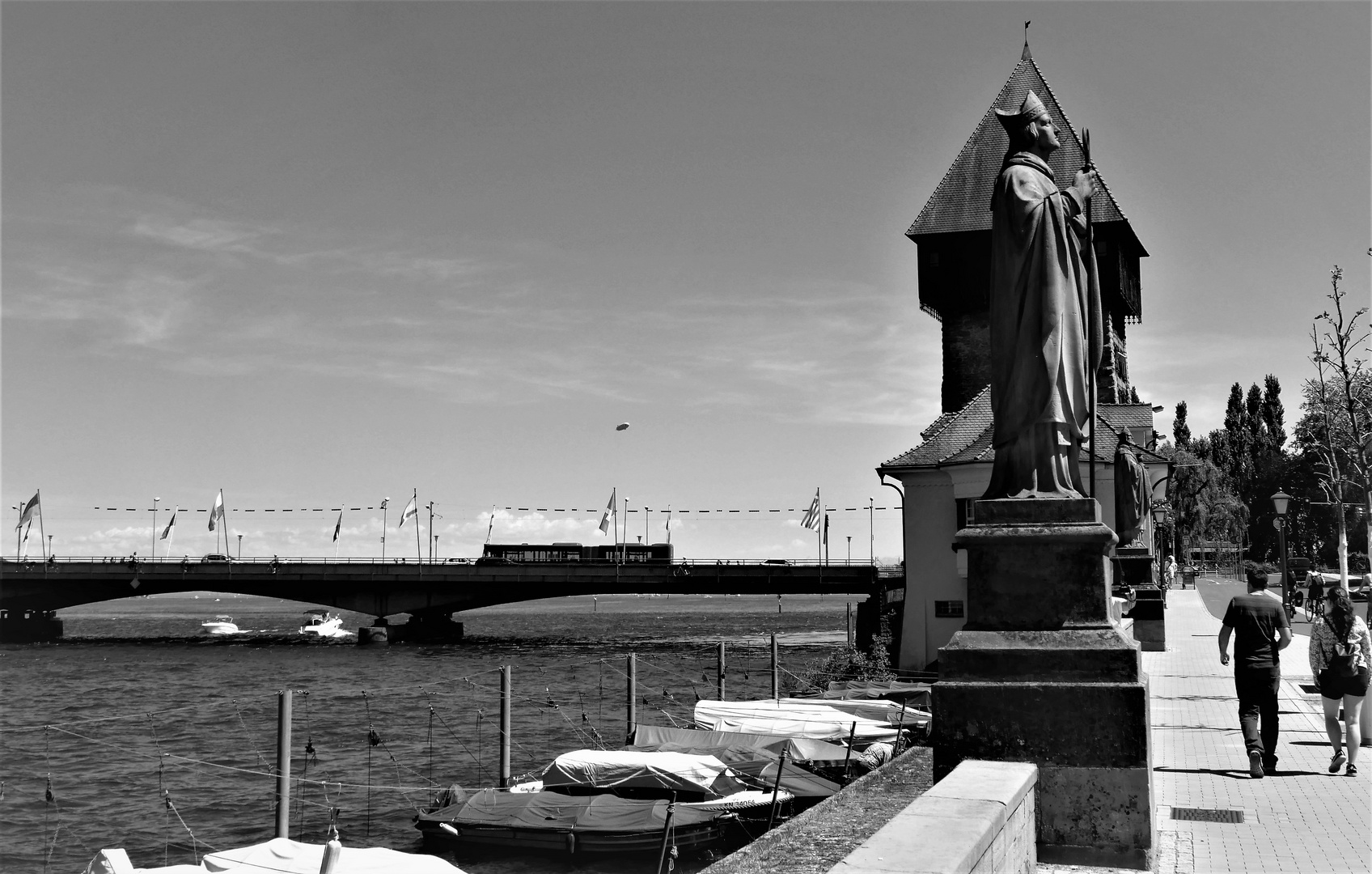 Konstanz - Am Rheinsteig mit Blick auf Rheintorturm und Alte Rheinbrücke