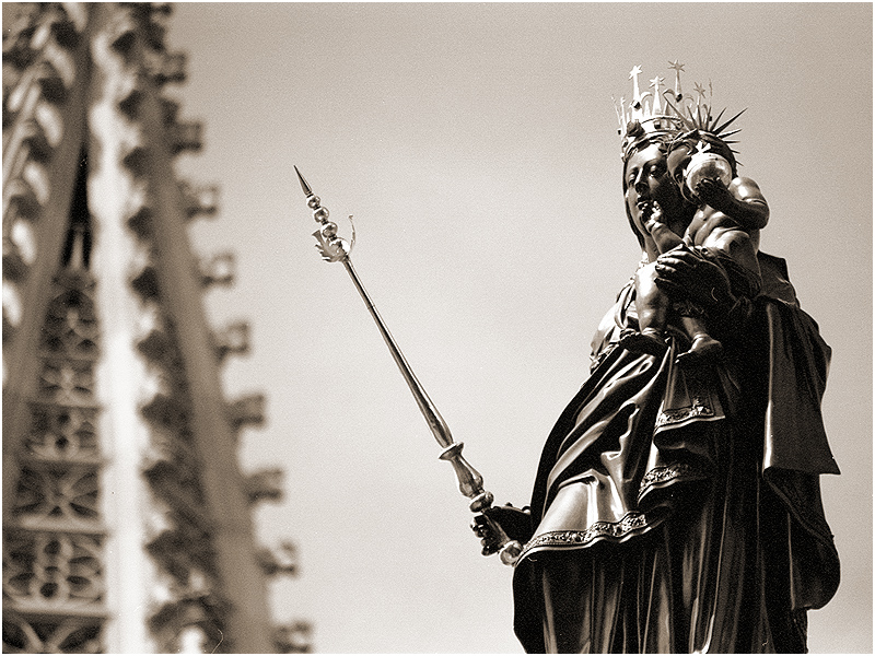 Konstanz: Marienstatue vor dem Münsterturm