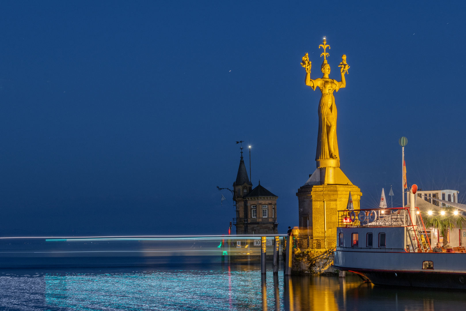 Konstanzer Hafeneinfahrt zur blauen Stunde