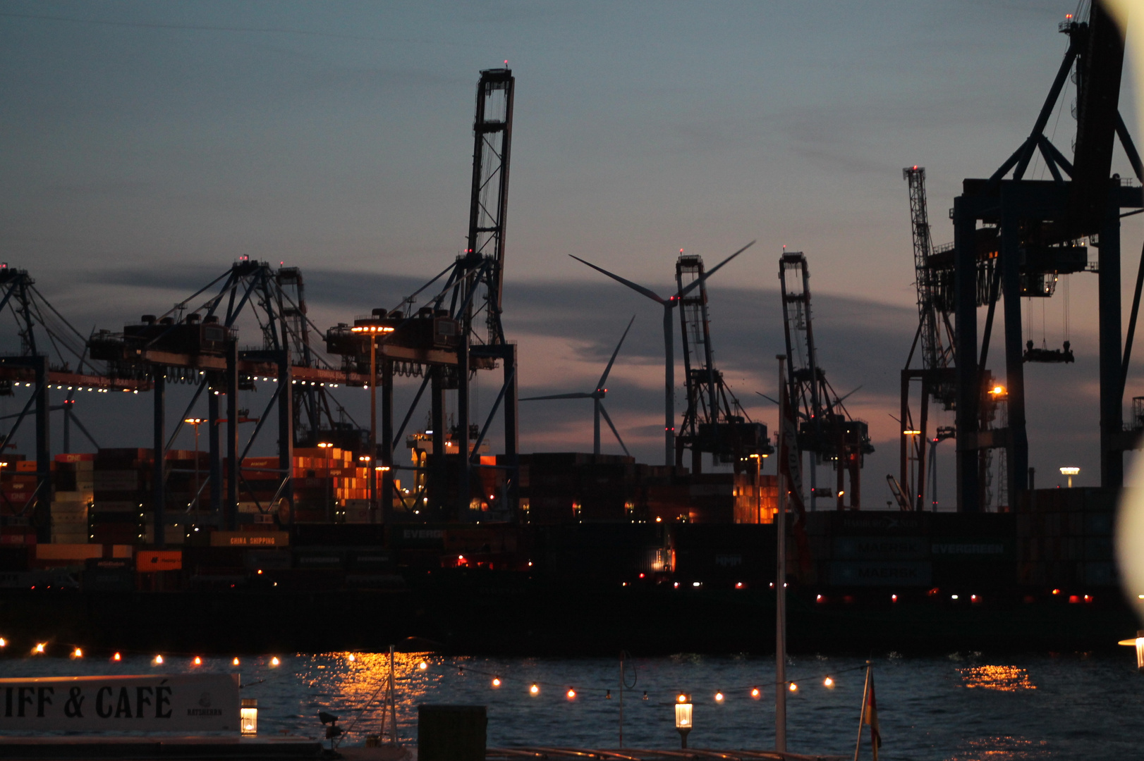 Kontäner mit Hafenkräne in der Abenddämmerung 