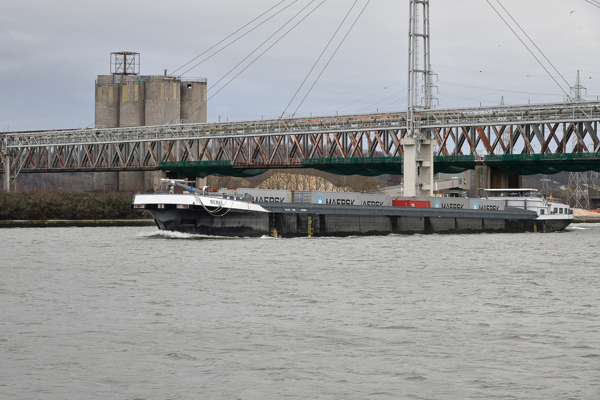 Kontainerschiff Rebel bei Lixhe (B)