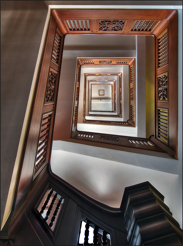 °* Kontorhaus-Treppe >