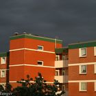 Kontrast I - "schwarzer Himmel" und von Sonne angestrahltes Haus