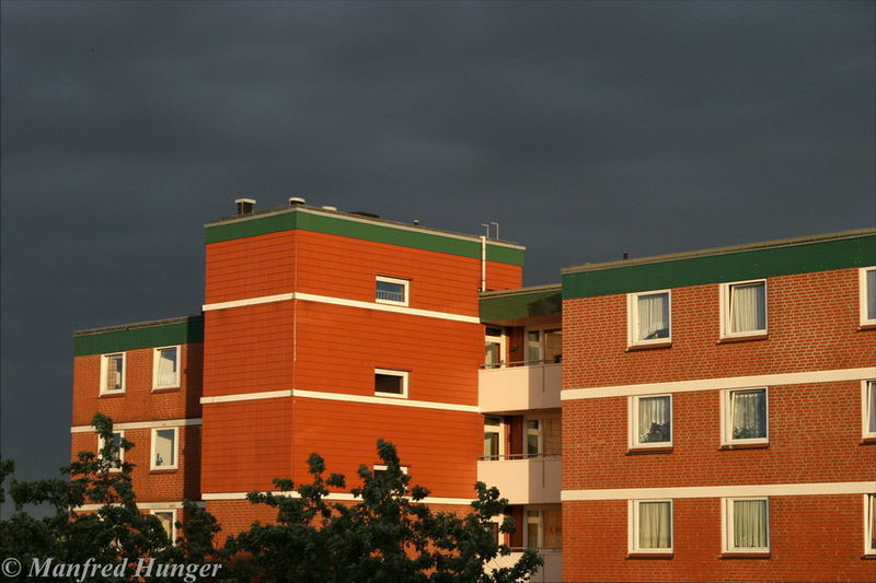 Kontrast I - "schwarzer Himmel" und von Sonne angestrahltes Haus