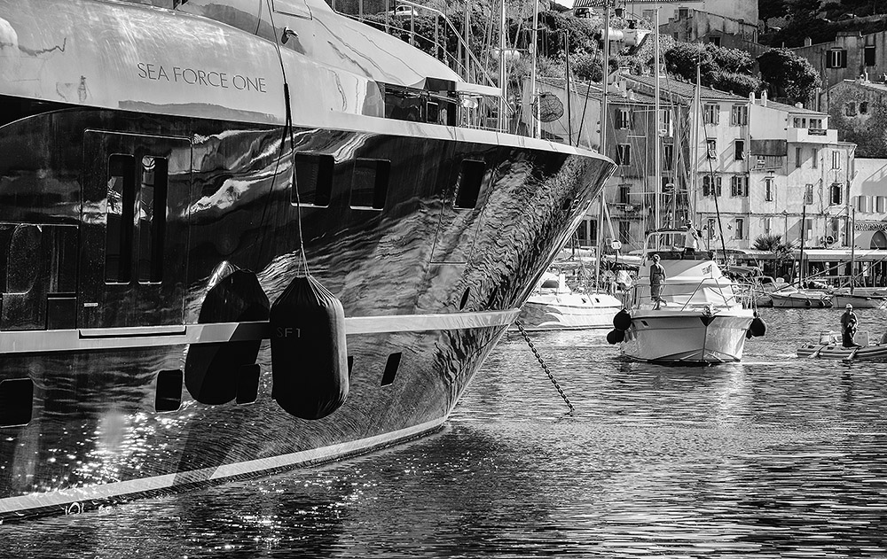 Kontrast im Hafen von Bonifacio