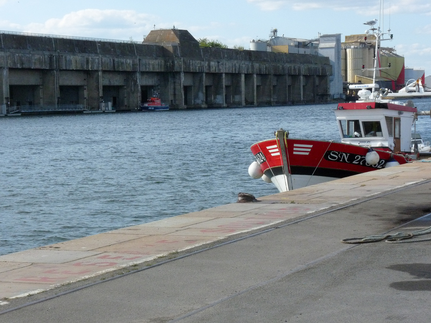 Kontrast im Hafen von St. Nazaire