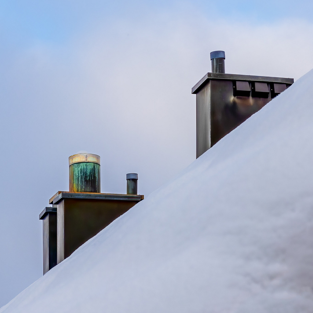 Kontrast und Form auf dem verschneiten Dach