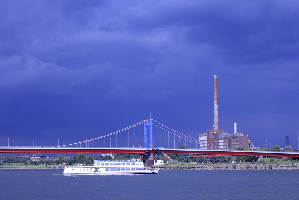 Kontraste Gewitterstimmung Duisburg Rhein Brücke