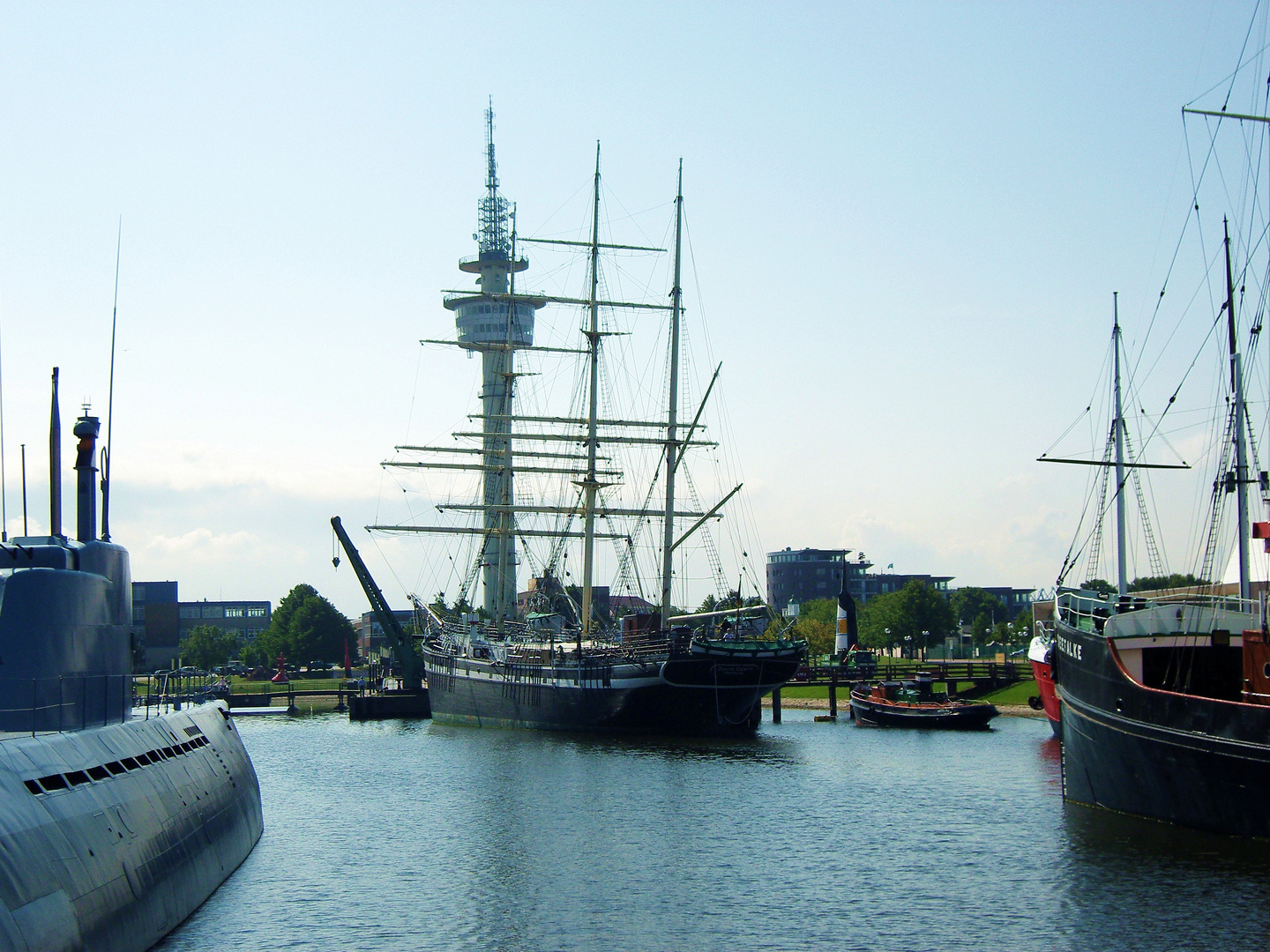 Kontraste im Hafen