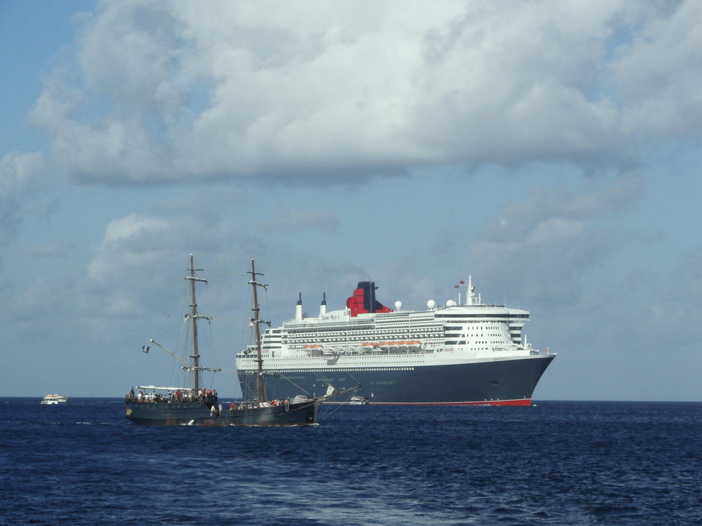 Kontraste in der Schifffahrt Queen Mary 2 und historisches Segelschiff