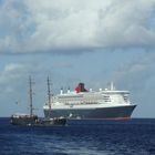 Kontraste in der Schifffahrt Queen Mary 2 und historisches Segelschiff