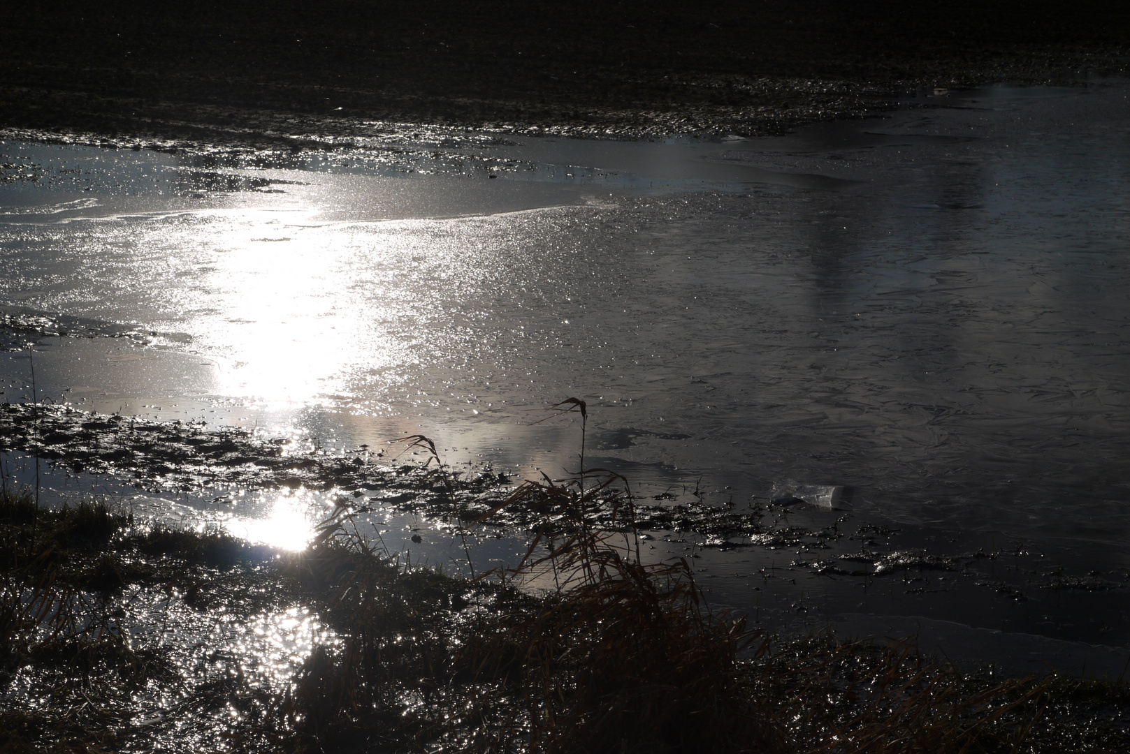 Kontraste: Wasser und Licht treffen auf Eis Und Licht