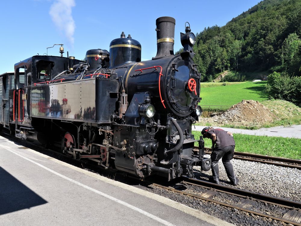 Kontrolle vor der Abfahrt des Dampfzuges