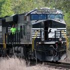 Kontrollgang kurz vor Abfahrt, NS#8096 GE ES44AC, Norfolk & Southern,USA