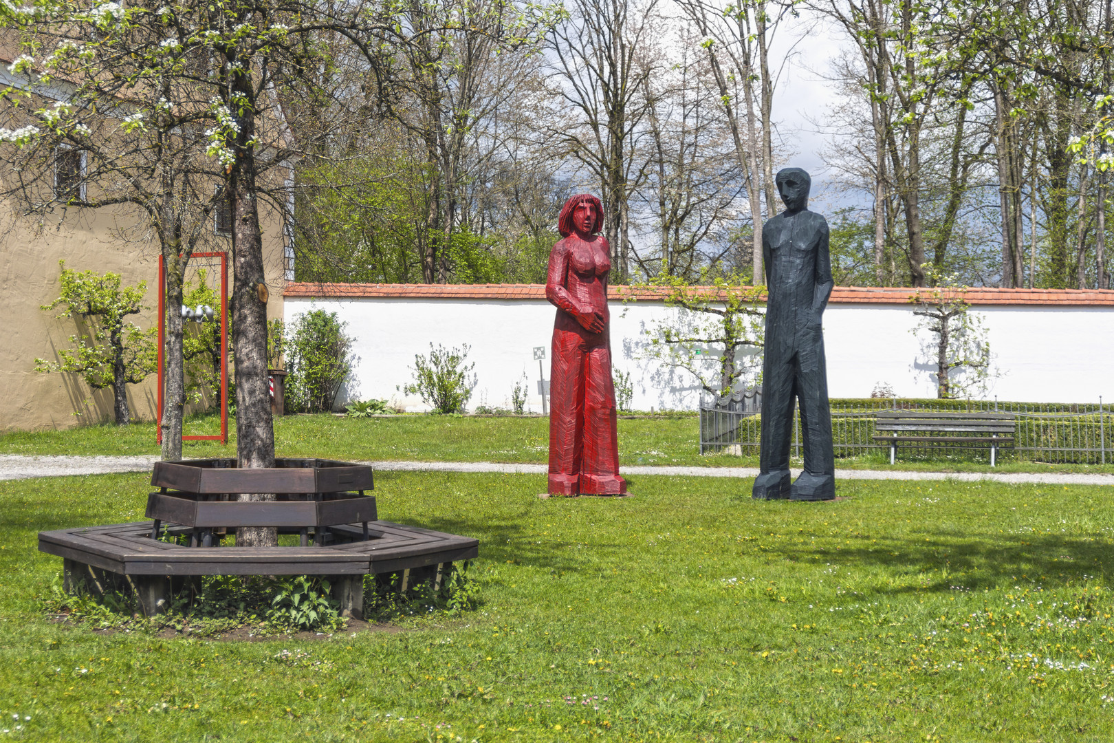 Konversation zwischen Holzskulpturen