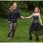 Konzentriert bis in die Haarspitzen warten die Supermodels auf das Kommando des dicken Fotografen