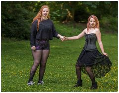 Konzentriert bis in die Haarspitzen warten die Supermodels auf das Kommando des dicken Fotografen