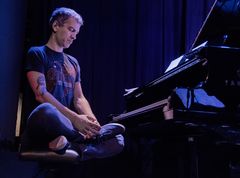 Konzentriert Brad Mehldau