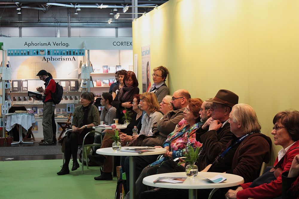 Konzentrierte Zuhörer auf der Leipziger Buchmesse 2012.....