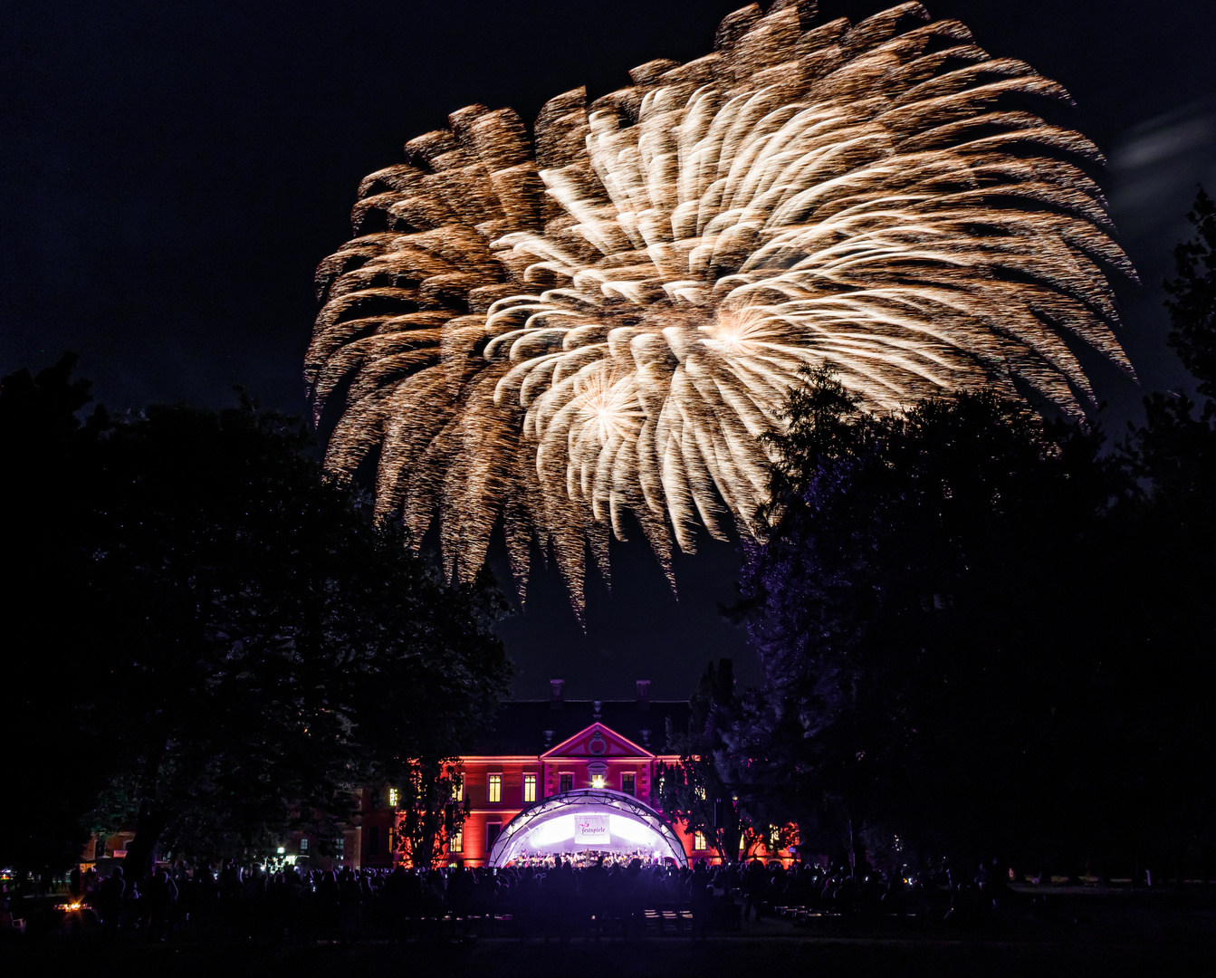   Konzert und Feuerwerk im Park vom Schloss Bothmer -2