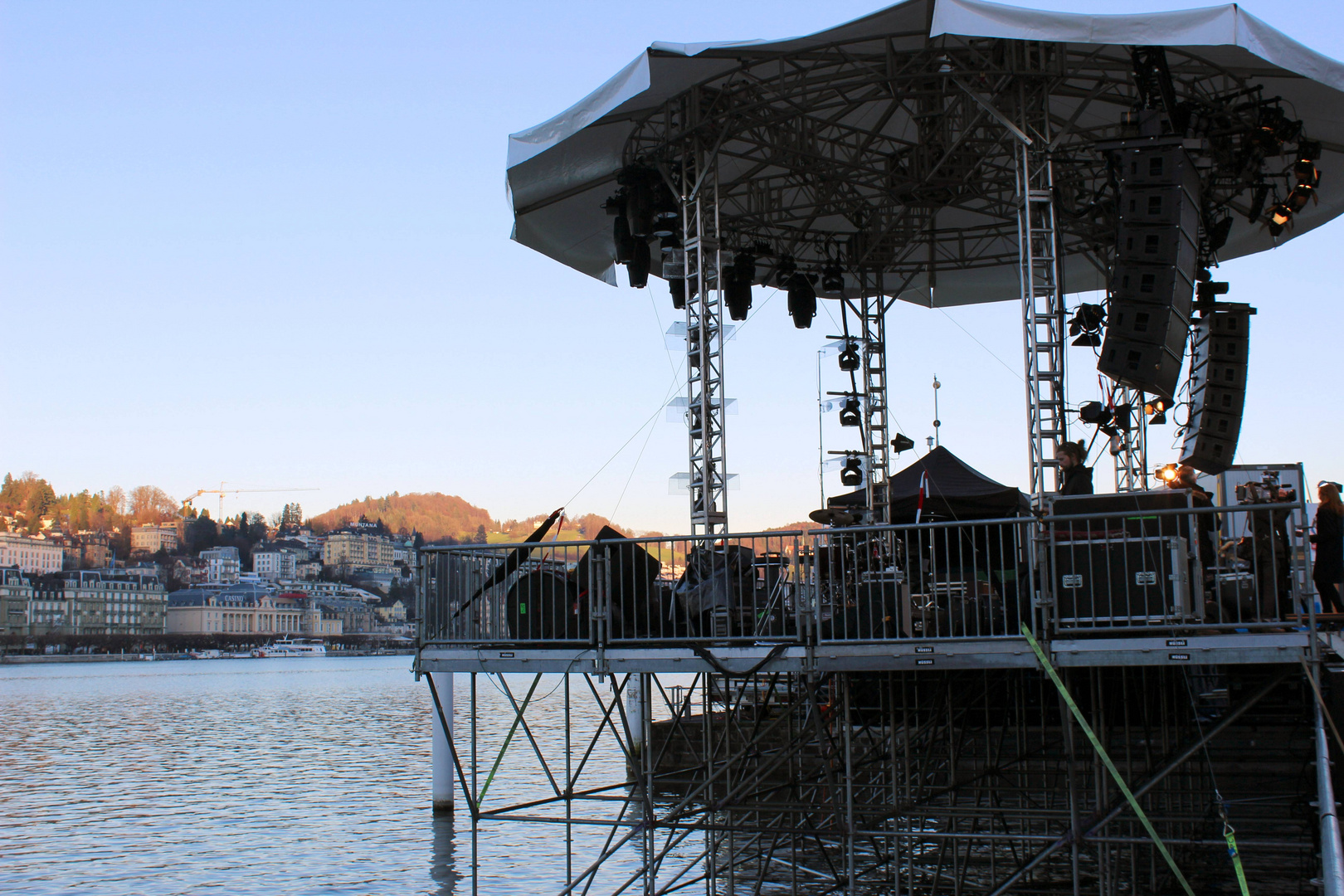Konzertbühne auf dem See ...