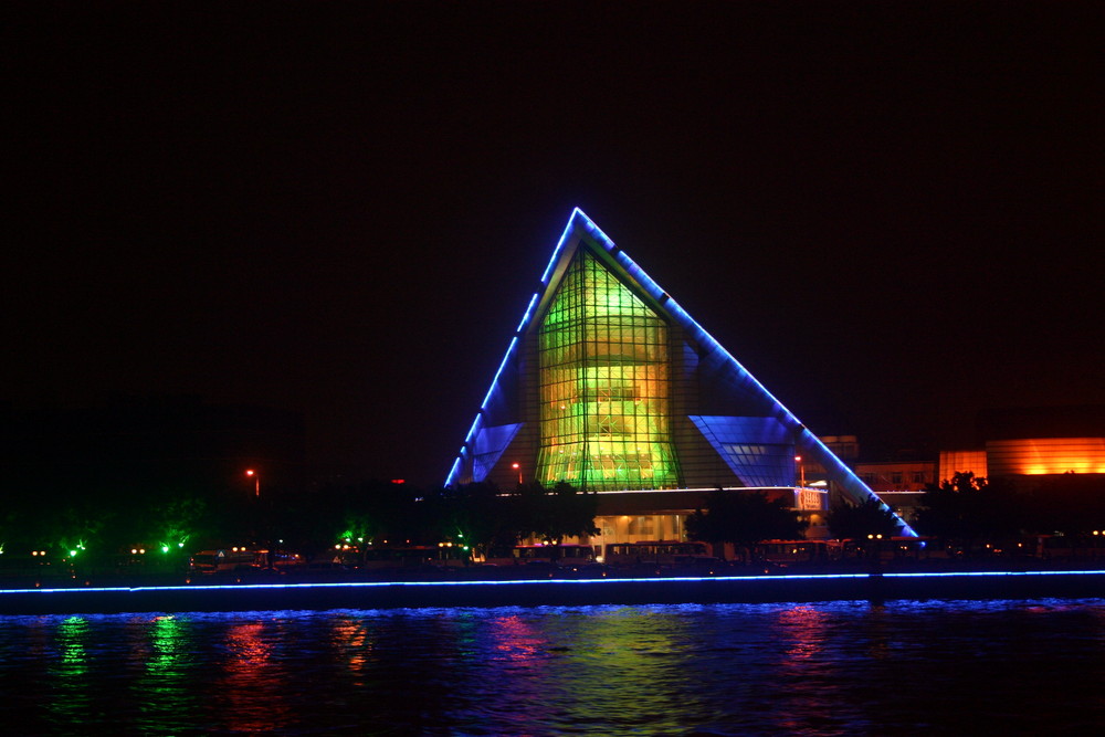 Konzerthalle Xinghai bei Nacht