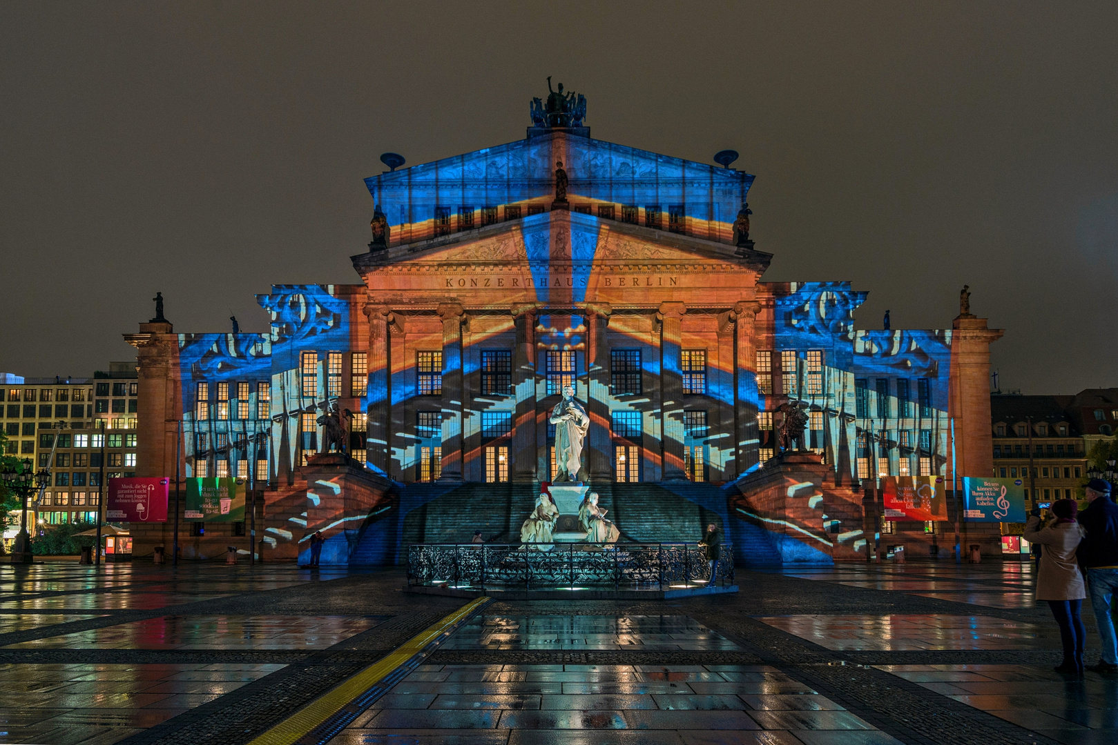 Konzerthaus mit Schillerbrunnen