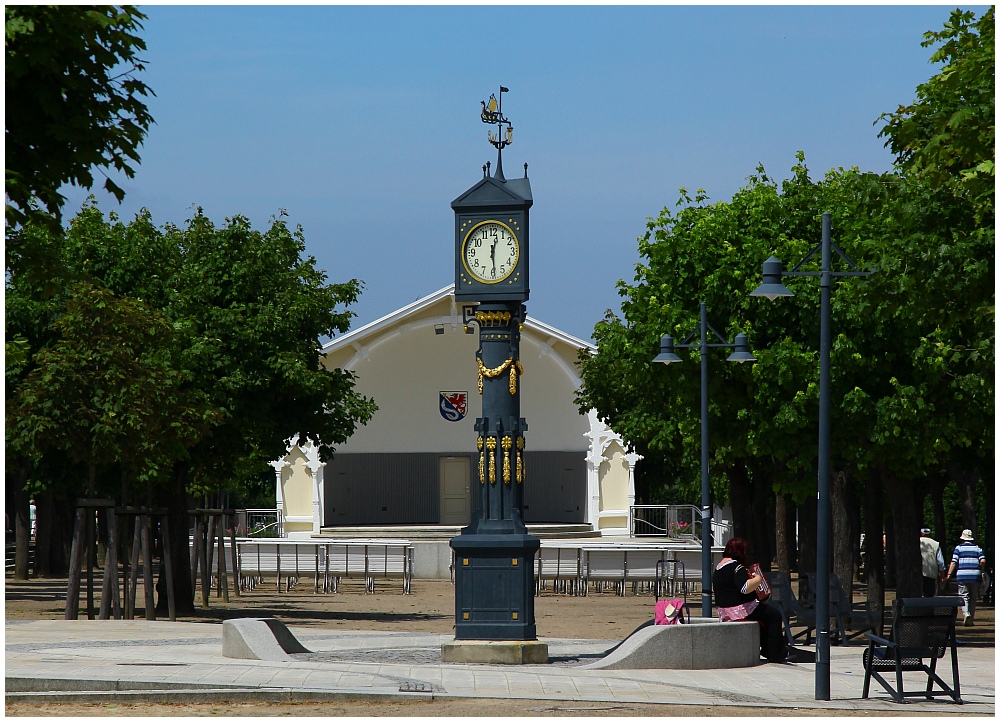 Konzertpavillon und historische Uhr von Ahlbeck (Usedom)