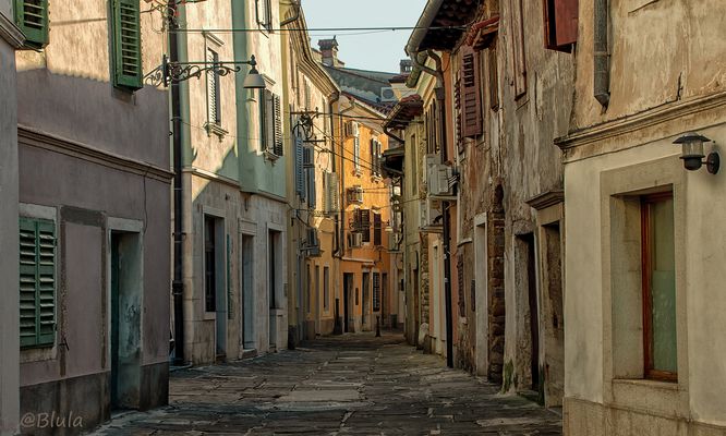 Koper, Blick in eine der Altstadtgassen (a)