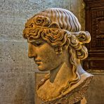 Kopf in der Louvre