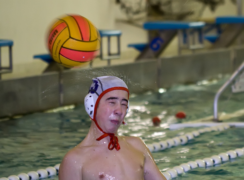 Kopfball beim Wasserball ;-)