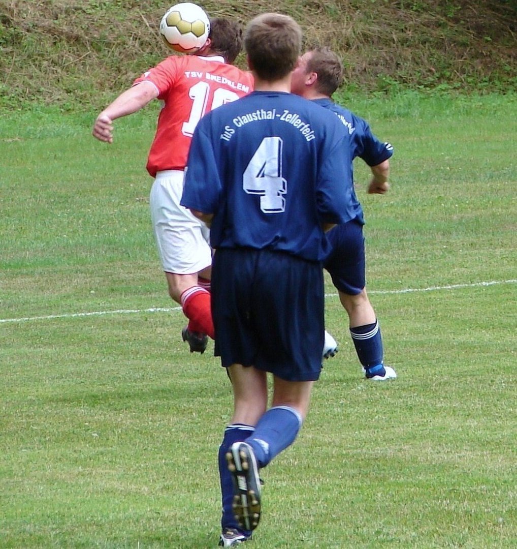 Kopfball oder Kopf + Ball