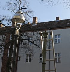 Kopflos,  der Gaslaternenmast,