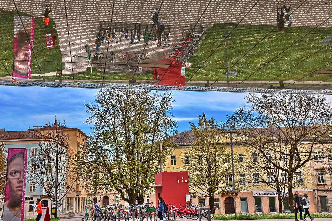 Kopfstand an der Glasdecke