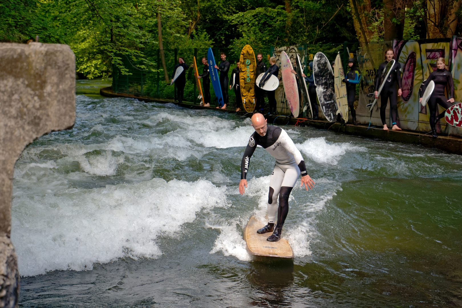 Kopfstand im Eisbach_1