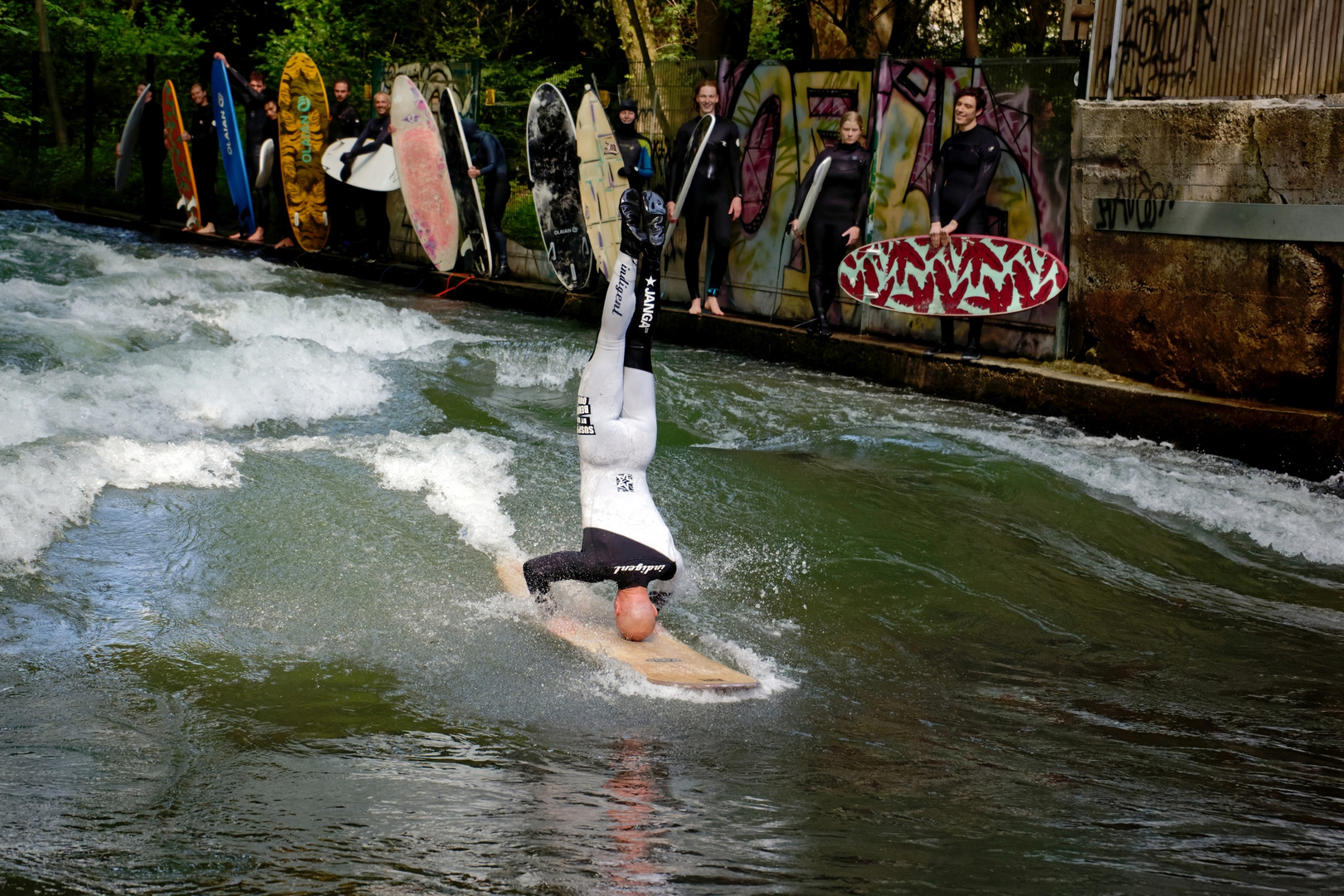 Kopfstand im Eisbach_3