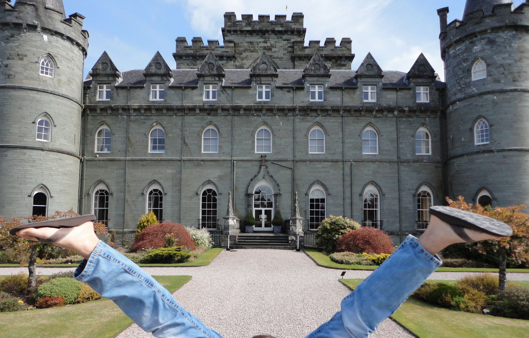 Kopfstand vor dem Inveraray Castle in Schottland