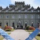 Kopfstand vor dem Inveraray Castle in Schottland