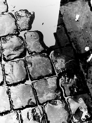 Kopfsteinpflaster im Regen