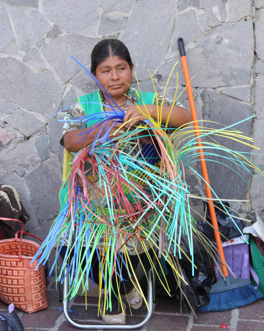 Korbflechterin in Mexiko