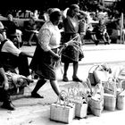 Korbmacherinnen beim Verkauf in Budapest