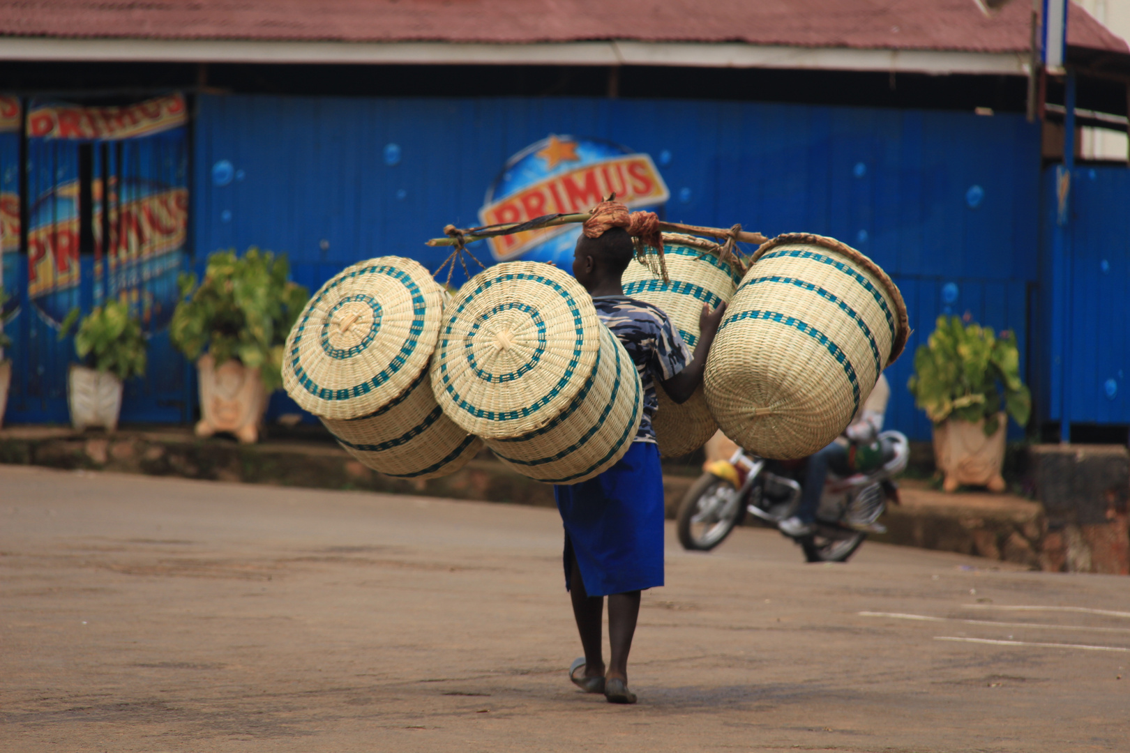 Korbträgerin in Kigali, Ruanda