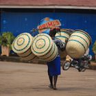 Korbträgerin in Kigali, Ruanda