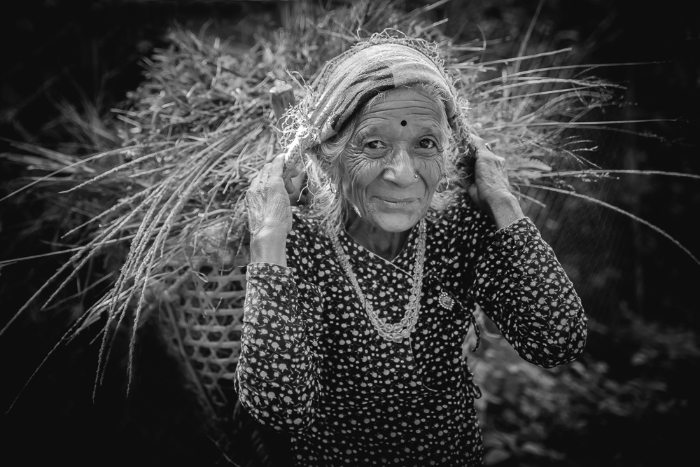 Korbträgerin in Nepal